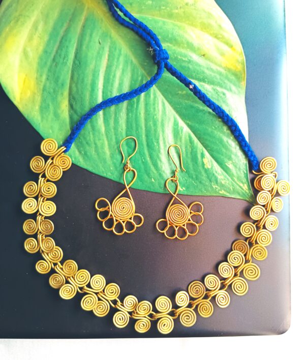 Dokra Spiral choker necklace with earrings, blue colour