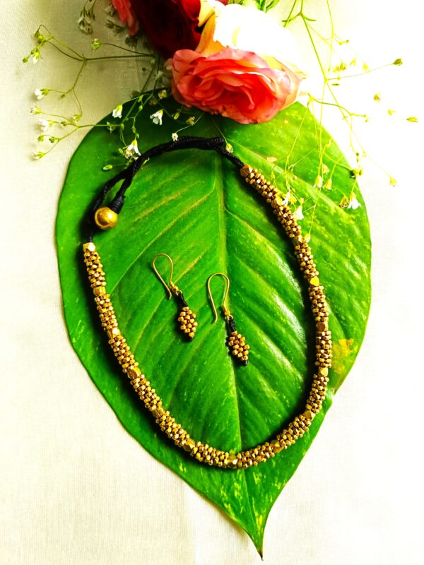 Stunning, dokra choker necklace with earrings