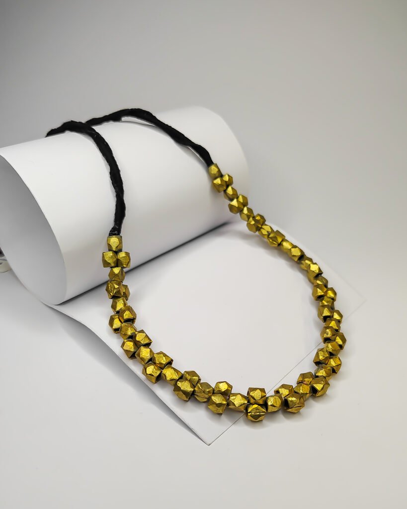 Necklace choker alternate one and two beads