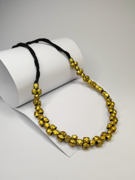 Necklace choker alternate one and two beads
